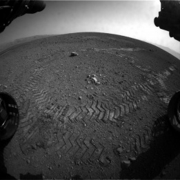 Снимка, публикувана от НАСА, показва следи от марсохода „Любопитко“ (Curiosity) по време на първия му тестови ход на Марс, 22 август 2012 г.
