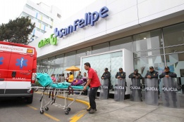 Полицаи пазят входа на клиниката „Сан Фелипе“ в Лима, Перу, където осъдения на затвор бивш президент на страната Алберто Фуджимори претърпява операция на езика.