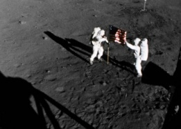 Астронавтите Нийл Армстронг (вляво) и Едвин Олдрин поставят знамето на САЩ на повърхността на Луната, заснети от камера на Лунния модул, 20 юли 1969. Армстронг почина на 25 август 2012 г. на 82 г.