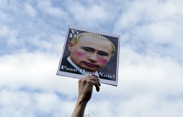 Плакат с надпис Vladimir Pussy - Free Riot Now се появи на една от многобройните демонстрации в подкрепа на пънкарките от „Пуси Райът“.