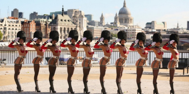 Френски кабаретни танцьорки от Crazy horse представиха своя спектакъл Forever Crazy на брега на Темза.