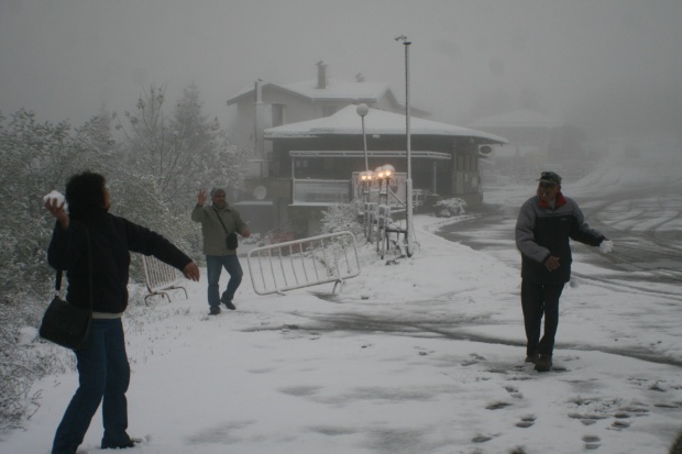 Първият сняг за новия зимен сезон падна на прохода „Шипка“. Въпреки че снежната покривка бе едва 2-3 сантиметра, няколко души си устроиха бой със снежни топки.