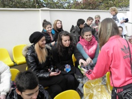 Сливи срещу събраната смет раздаваха в Благоевград, така бе отбелязано началото на Европейската седмица за намаляване на отпадъците. Около 30-ина ученици, студенти и възрастни участваха.