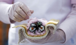 Японски майстор приготвя Футомаки суши в Седмицата на японската кухня на Централния пазар във Валенсия.
