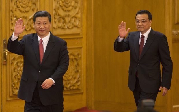Новоизбраният лидер на Китайската комунистическа партия и нов президент на Китай Си Дзинпин (вляво) и новоизбраният министър-председател на Китай Ли Кецян по време на първата си пресконференция след избирането на новите членове на китайското Политбюро.