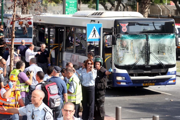 Най-малко 10 души бяха ранени при експлозия на автобус от градския транспорт в Тел Авив. Властите в Израел все още разследват взрива.