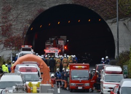 Най-дългият магистрален тунел в Япония – „Сасаго“, се срути в неделя върху поне 25 автомобила, вземайки неизвестен брой жертви.
