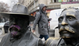Паметникът на Пенчо Славейков на едноименния площад в София осъмна с лилави мустаци.