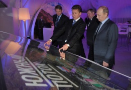 Руският президент Владимир Путин и шефът на „Газпром“ Алексей Милер разглеждат изложба при старта на строежа на „Южен поток“ в Анапа, Краснодарски край.