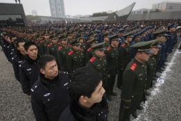 Китайски военни отдават почести в памет на загиналите в клането от Нанджин през Втората световна война по повод 75-ата годишнина.