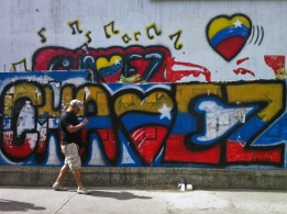 Улични графити в столицата на Венецуела – Каракас, изразяват подкрепа за противоречивия президент на страната Уго Чавес, който наскоро бе опериран от рак в Куба.