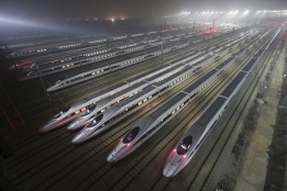 На 26 декември Китай пусна най-дългата високоскоростна жп магистрала в света. Тя е между столицата Пекин и южния търговски център Гуанчжоу на разстояние 2298 м. Средната скорост на движение по нея е 300 км/ч.