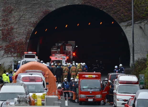 Най-дългият магистрален тунел в Япония – „Сасаго“, се срути в неделя върху поне 25 автомобила, вземайки неизвестен брой жертви.