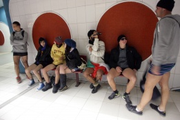 Няколко младежи осъществиха и в София традиционното за Ню Йорк возене в метрото без панталони.