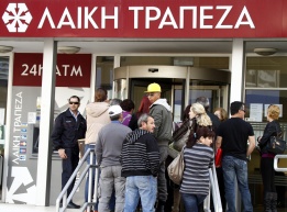 Купърски граждани чакат на опашка пред банките, за да изтелгят пари, след като банките започнаха работа за пръв път от 10 дни