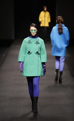 Модели дефилират по време на китайската модна седмица