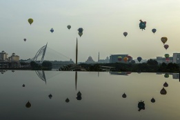 Балони се реят в небето над малайзийската административна столица Путраджайа по време на фестивал в страната