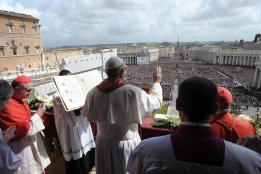 Папа Франциск поздрави около 250 хил. вярващи католици на площада „Св. Петър“ във Ватикана по случай Великден