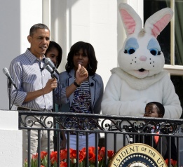 Американският президент Барак Обама и семейството му се включиха в традиционното търкаляне на яйца на моравата пред Белия дом