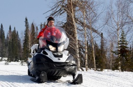 Руският премиер Дмитрий Медведев се повози на шейна в ски курорта Шерегеш в Западен Сибир