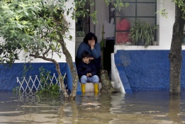 Наводнения отнеха живота на най-малко трима души в Испания и Португалия, а стотици останаха блокирани