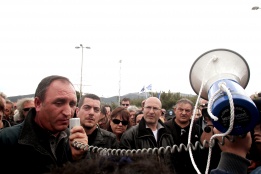 Работници от гръцката корабостроителница "Скараманга" излязоха на масови протести в Атина против високите нива на безработица в сектора