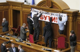 Депутати от опозицията в Украинския парламент опъват плакат, призовавайки за честен вот, след като кабинета неуспя да насрочи дата за изборите.