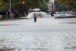Обилни дъждове в аржентинската столица Буенос Айрес отнеха живота на поне петима и наводниха цели квартали в северната част на града