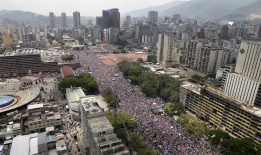 Поддръжници на кандидат-президента Енрике Каприлес са излезли на улиците в Каракас, Венецуела, по време на демонстрации преди президентския вот