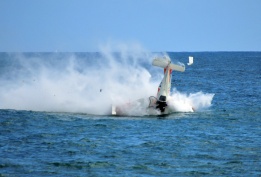 Самолет на Доминиканските въздушни сили се разби в Карибско море, а двамата пилоти загинаха по време на авиационно шоу в столицата Санто Доминго