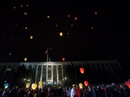 Членове на Либералната партия палят свещи и балони при отбелязване на 2 години от острите сблъсъци с полицията в резултат на спорните президентски избори в Кишинев, Молдова