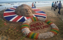 В Индия почетоха паметта на Маргарет Тачър с пясъчна фигура на Желязната лейди на плажа в Пури