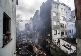 Пожар в Бермео, централна Испания, събори две къщи и нанесе щети на още шест, включително сградата на общината, а десетки живущи са били евакуирани