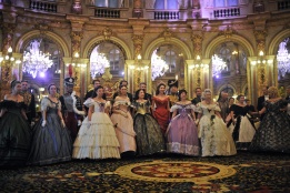 Гости на Императорския бал, организиран от благотворителната кампания Les Oeuvres des Saints Anges, носят костюми и бални рокли по време на мероприятието в Париж