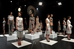 Манекени представят новата колекция на австралийския дизайнер Феникс Кийтинг по време на Австралийската модна седмица в Сидни