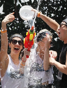 Традиционните мокри празненства отбелязват Новата година в Тайланд. Танци, воден фестивал и състезания с лодки има по време на тридневните забавления.