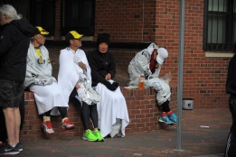 Участници в бостънския маратон почиват, завити с одеала, след ужасяващите взривове