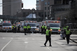 Полицаи насочват десетките линейки, които се притекоха на помощ на пострадалите в атентата в Бостън