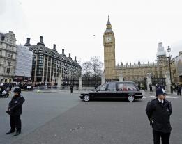 Катафалката с тленните останки на баронеса Тачър минава пред Уестминстър на път за катедралата „Сейнт Пол“