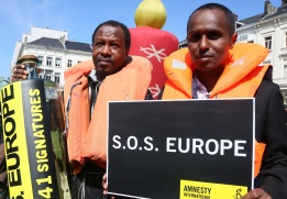 Членове на "Амнести Интернешънъл" протестират за повече прозрачност за мерките за имигранти в ЕС. Акцията е пред Европейския парламент в Брюксел