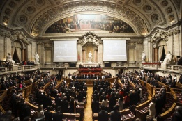 Португалският парламент чества на 25 април 39 години от революцията, свалила от властта авторитарния режим на Антонио де Оливейра Салазар.
