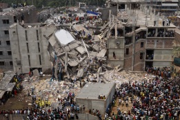 Спасители се опитват да намерят затрупани в отломките, след като сграда в Дака, Бангладеш се срути и рани повече от 1000, а властите извадиха 187 тела.