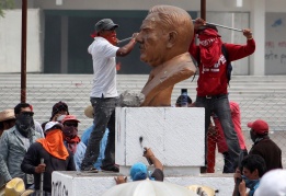 Демонстранти разрушават статуя по време на протести срещу реформите в образователната система в Мексико.