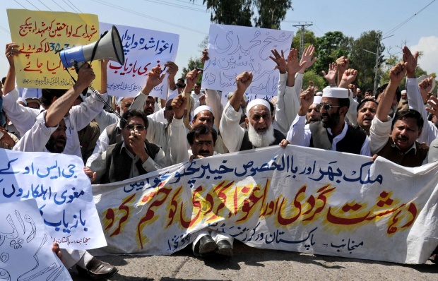 Работници в пакистанска енергийна централа протестират след убийствата на 4 техни колеги в Пешавар