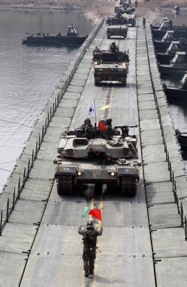 Южно корейски танкове прекосяват р. Букан по понтонен мост, като част от учение за бойна готовност при евентуални провокации от Северна Корея
