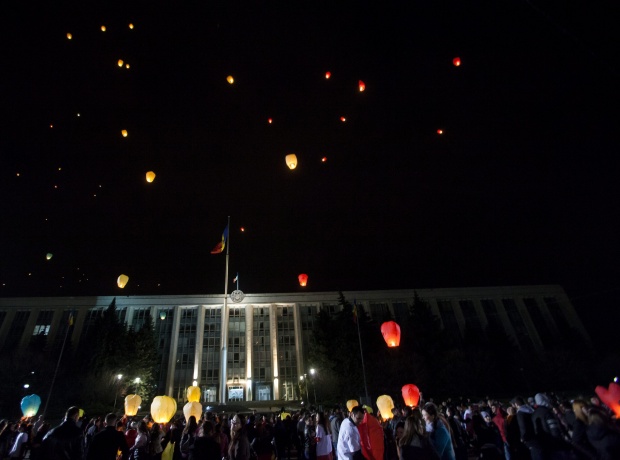 Членове на Либералната партия палят свещи и балони при отбелязване на 2 години от острите сблъсъци с полицията в резултат на спорните президентски избори в Кишинев, Молдова