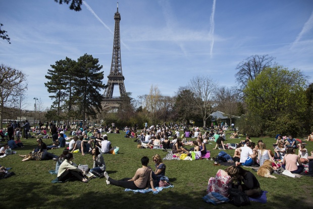 Парижани и гости на френската столица се радват на слънчевия ден на поляната пред Айфеловата кула