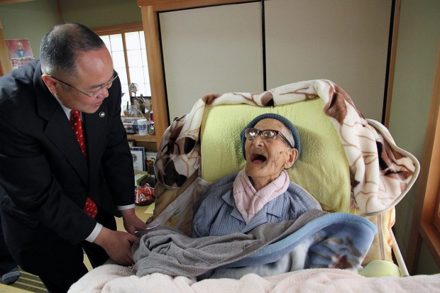 Най-старият човек на земята, Джирумон Кимура, празнува 116-ия си рожден ден, а кмета на Кетанго, Ясуши Накаяма, дойде да го поздрави лично.