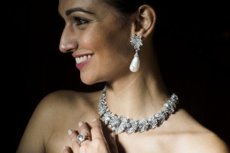 Модел позира с диамантена огърлица, обеци от перли и диаманти и пръстен с диамант от колекцията на италианската актриса Джина Лолобриджида по време на търг в Женева, Швейцария. Очаква се бижутата да бъдат продадени за между 1,3 млн. и 2,1 млн. долара.