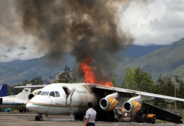 Товарен самолет се взриви в Индонезия, след като разлят бензин инцидентно се запалил.